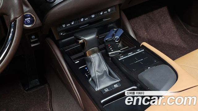 Lexus ES 2019 — photo 12