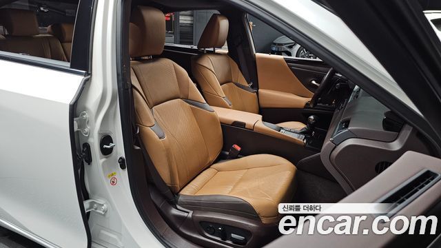 Lexus ES 2019 — photo 13