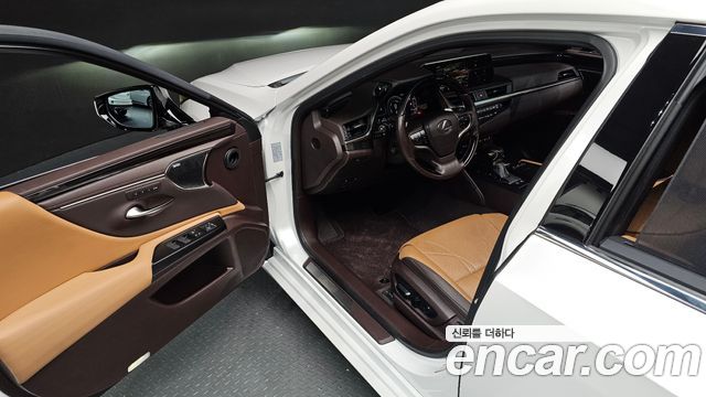 Lexus ES 2019 — photo 17