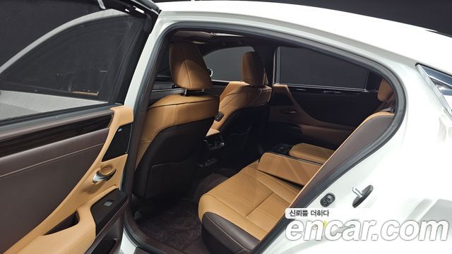 Lexus ES 2019 — photo 18
