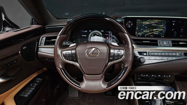 Lexus ES 2019 — photo 19