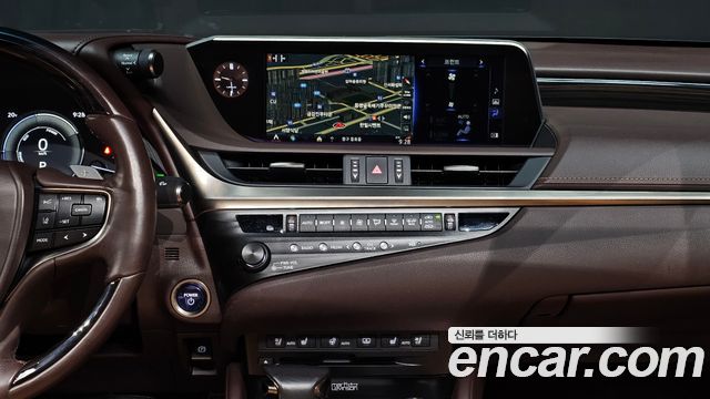 Lexus ES 2019 — photo 21