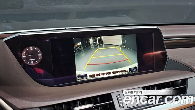 Lexus ES 2019 — photo 22