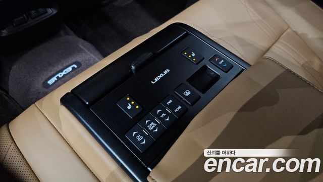 Lexus ES 2019 — photo 25