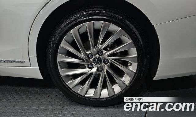 Lexus ES 2019 — photo 7
