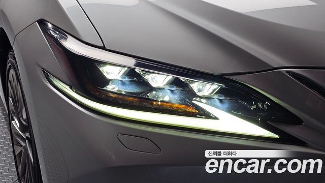 Lexus ES 2019 — photo 8