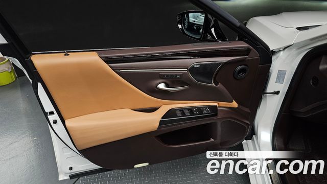 Lexus ES 2019 — photo 14