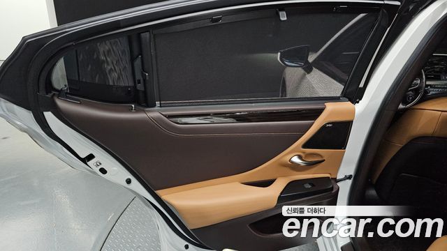 Lexus ES 2019 — photo 15