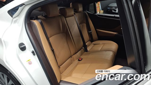 Lexus ES 2019 — photo 16