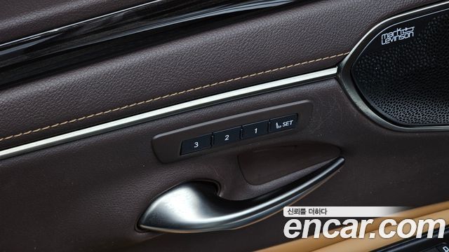 Lexus ES 2019 — photo 30