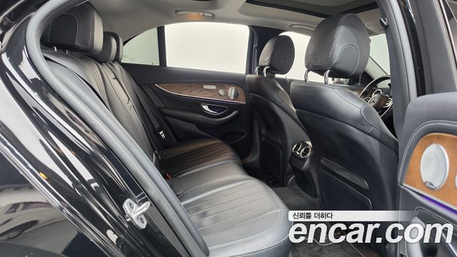 Mercedes-Benz E-Class 2019 — photo 17