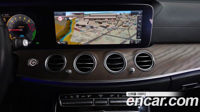 Mercedes-Benz E-Class 2019 — photo 18