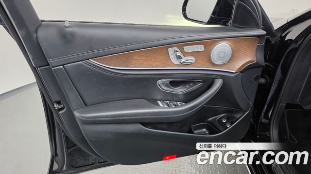 Mercedes-Benz E-Class 2019 — photo 14
