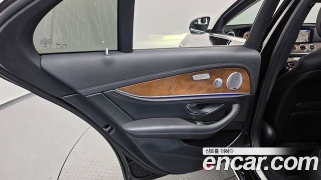 Mercedes-Benz E-Class 2019 — photo 15