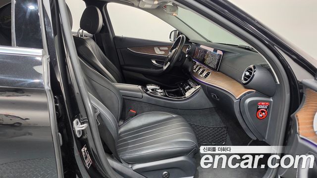 Mercedes-Benz E-Class 2019 — photo 16