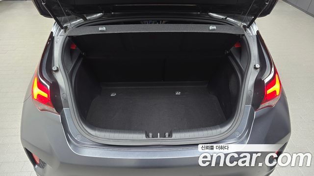 Hyundai Veloster 2019 — photo 32