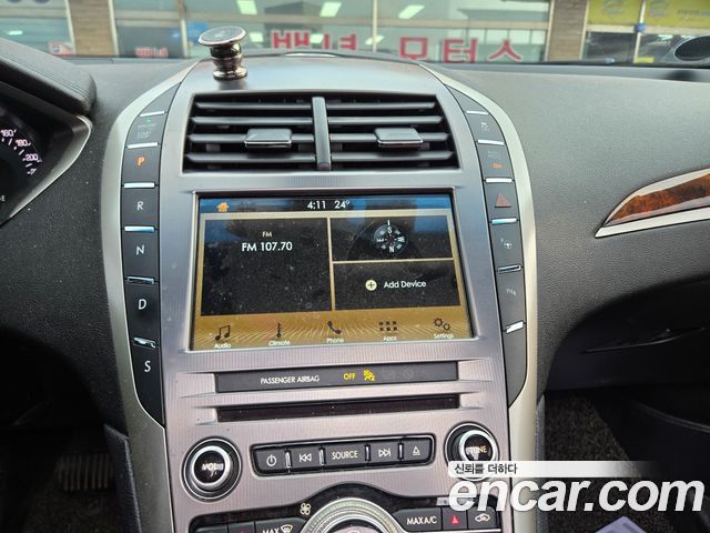 Lincoln MKZ 2017 — photo 11