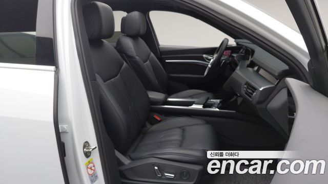 Audi e-tron 2021 — photo 12