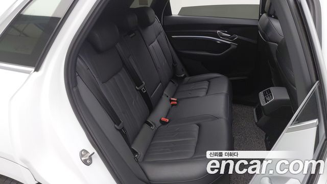 Audi e-tron 2021 — photo 13