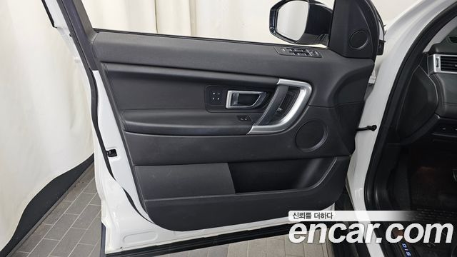 Land Rover Discovery Sport 2017 — photo 14