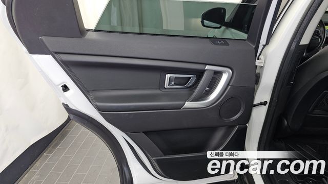 Land Rover Discovery Sport 2017 — photo 15