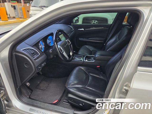 Chrysler 300C 2012 — photo 8