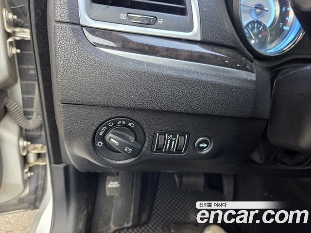 Chrysler 300C 2012 — photo 11