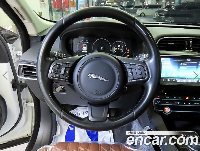 Jaguar F-PACE 2017 — photo 8