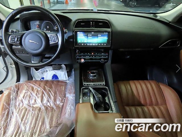 Jaguar F-PACE 2017 — photo 10