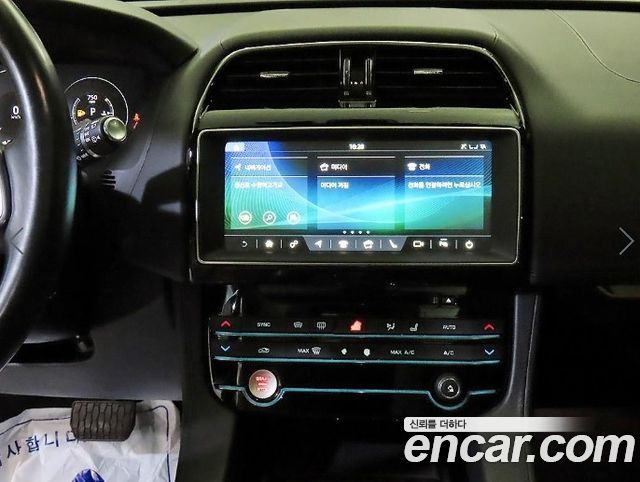 Jaguar F-PACE 2017 — photo 11