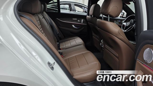 Mercedes-Benz E-Class 2021 — photo 17