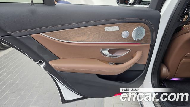 Mercedes-Benz E-Class 2021 — photo 15