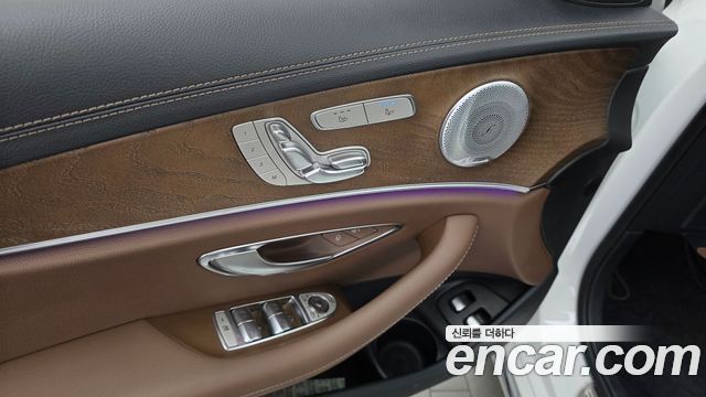 Mercedes-Benz E-Class 2021 — photo 33