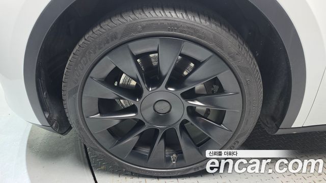 Tesla Model Y 2023 — photo 5