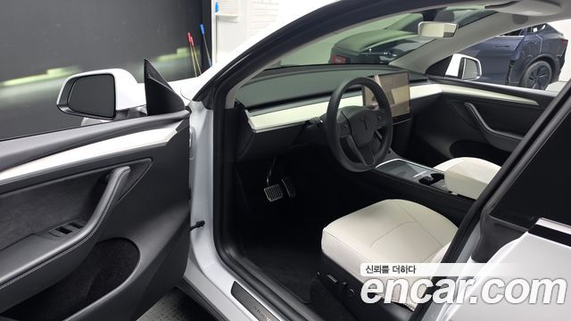 Tesla Model Y 2023 — photo 13
