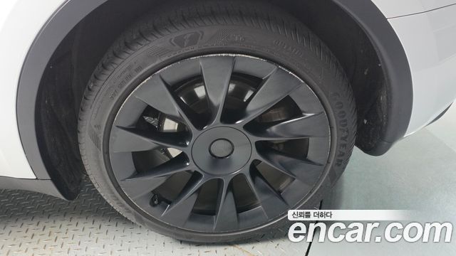 Tesla Model Y 2023 — photo 7