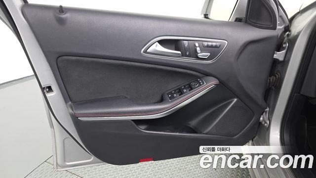 Mercedes-Benz A-Class 2017 — photo 14