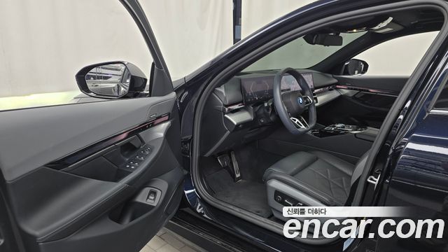 BMW 5-Series 2025 — photo 13