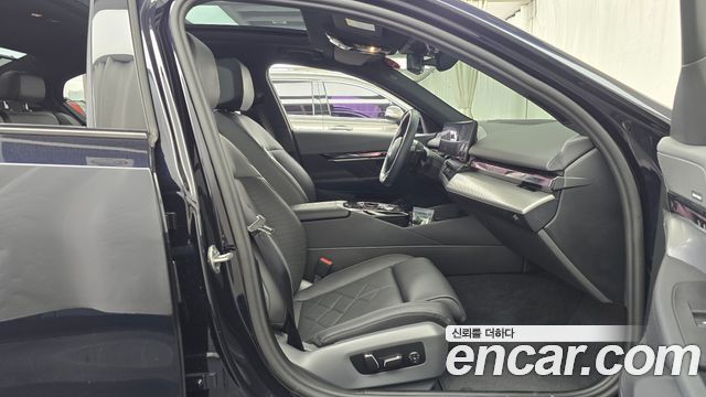 BMW 5-Series 2025 — photo 16