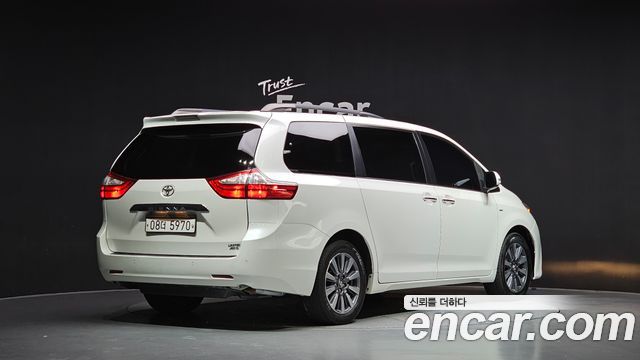 Toyota Sienna 2018 — photo 2