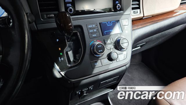 Toyota Sienna 2018 — photo 9