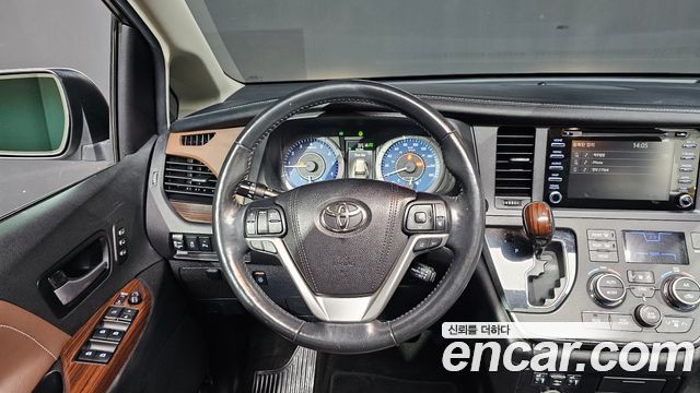 Toyota Sienna 2018 — photo 12