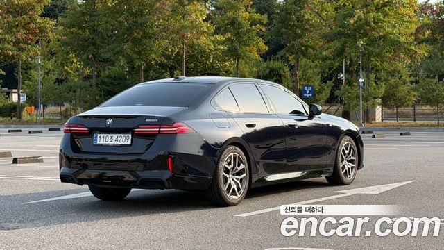 BMW 5-Series 2024 — photo 2