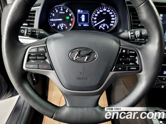 Hyundai AVANTE 2017 — photo 11