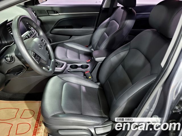 Hyundai AVANTE 2017 — photo 18