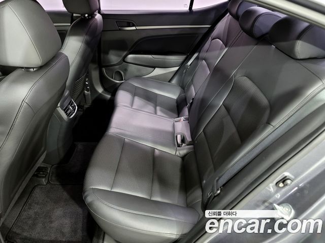 Hyundai AVANTE 2017 — photo 19