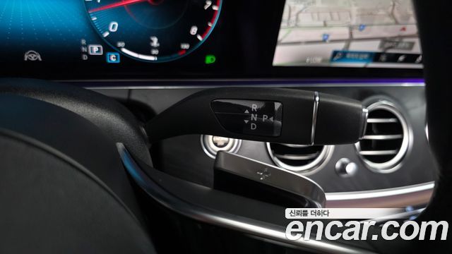 Mercedes-Benz E-Class 2023 — photo 12