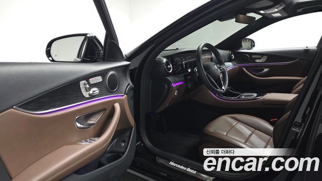 Mercedes-Benz E-Class 2023 — photo 13