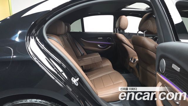 Mercedes-Benz E-Class 2023 — photo 17
