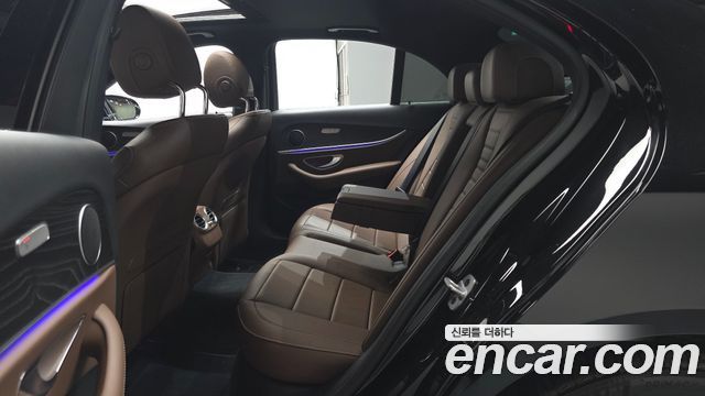 Mercedes-Benz E-Class 2023 — photo 18